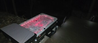Kids’ Dream Cabin - Zip Line + Creek + Hot Tub + Room to Play