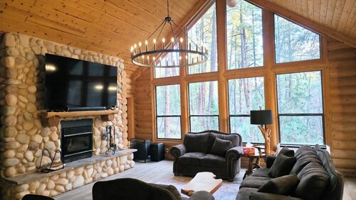 Kids’ Dream Cabin - Zip Line + Creek + Hot Tub + Room to Play