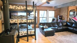 4 bedrooms, iron/ironing board, WiFi, bed sheets