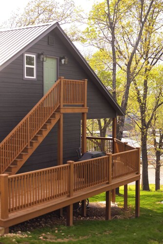 Cozy Lake Escape: Unwind with Stunning Lake Views in New Eucha.