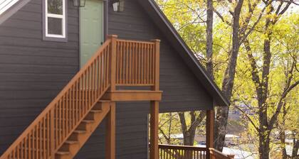 Cozy Lake Escape: Unwind with Stunning Lake Views in New Eucha.