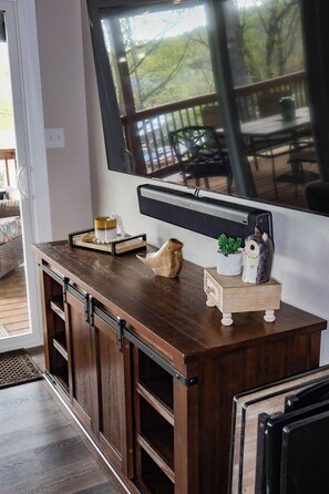 Interior - Cozy Lake Escape: Unwind with Stunning Lake Views in New Eucha. (Eucha)