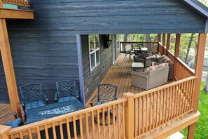 Outdoor dining - Cozy Lake Escape: Unwind with Stunning Lake Views in New Eucha. (Eucha)