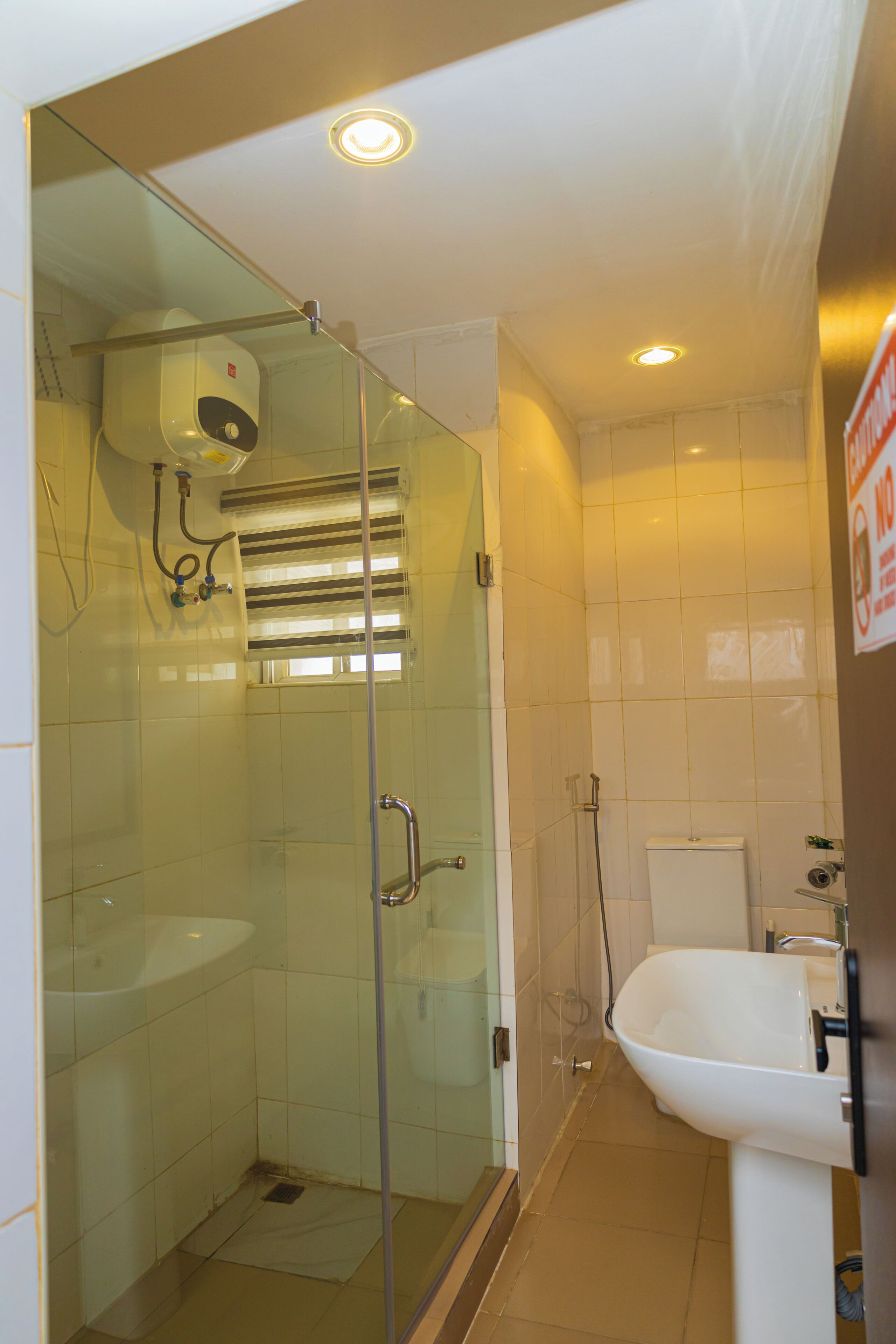 Habitación clásica | Ba ño | Ducha, zapatillas, toallas y jabón