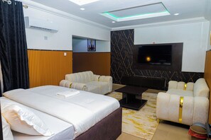 โต๊ะทำงาน, พื้นที่ทำงานแบบใช้แล็ปท็อป, Wi-Fi ฟรี