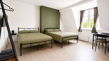 6 bedrooms, iron/ironing board, Internet, bed sheets