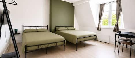 6 bedrooms, iron/ironing board, internet, bed sheets