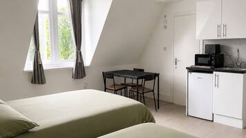 6 bedrooms, iron/ironing board, Internet, bed sheets