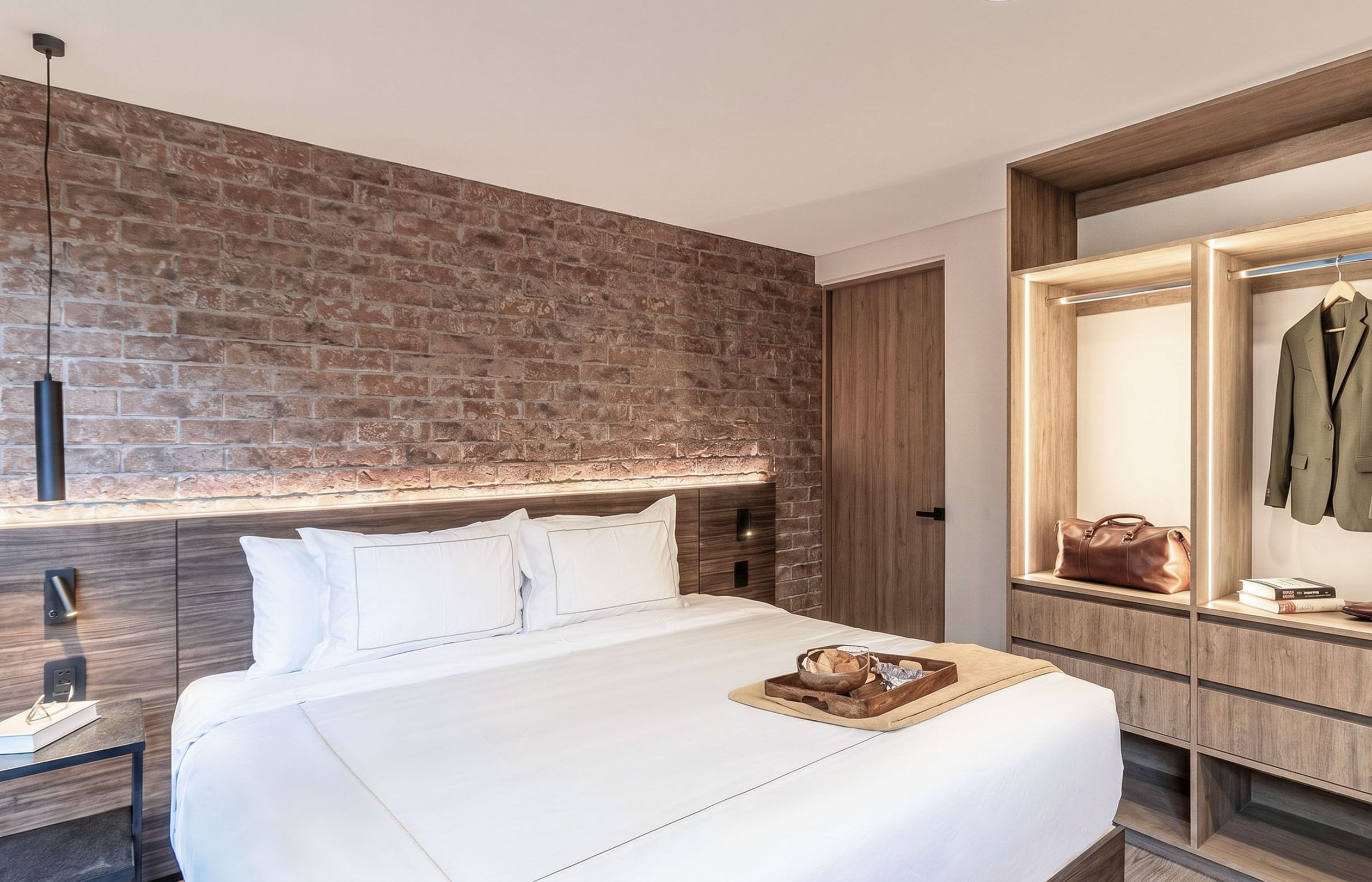 Premium King Suite | Caja de seguridad en la habitación y escritorio 