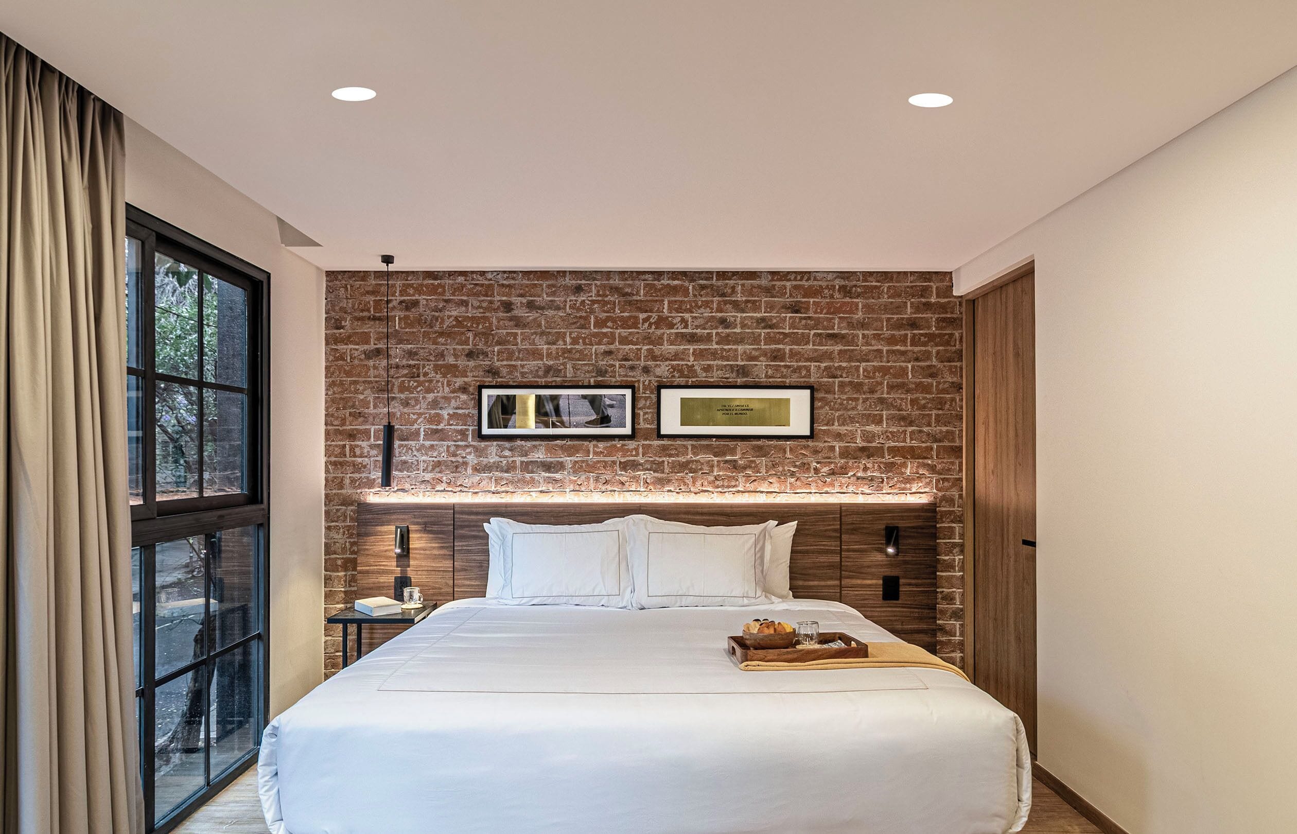 Premium King Suite | Caja de seguridad en la habitación y escritorio 