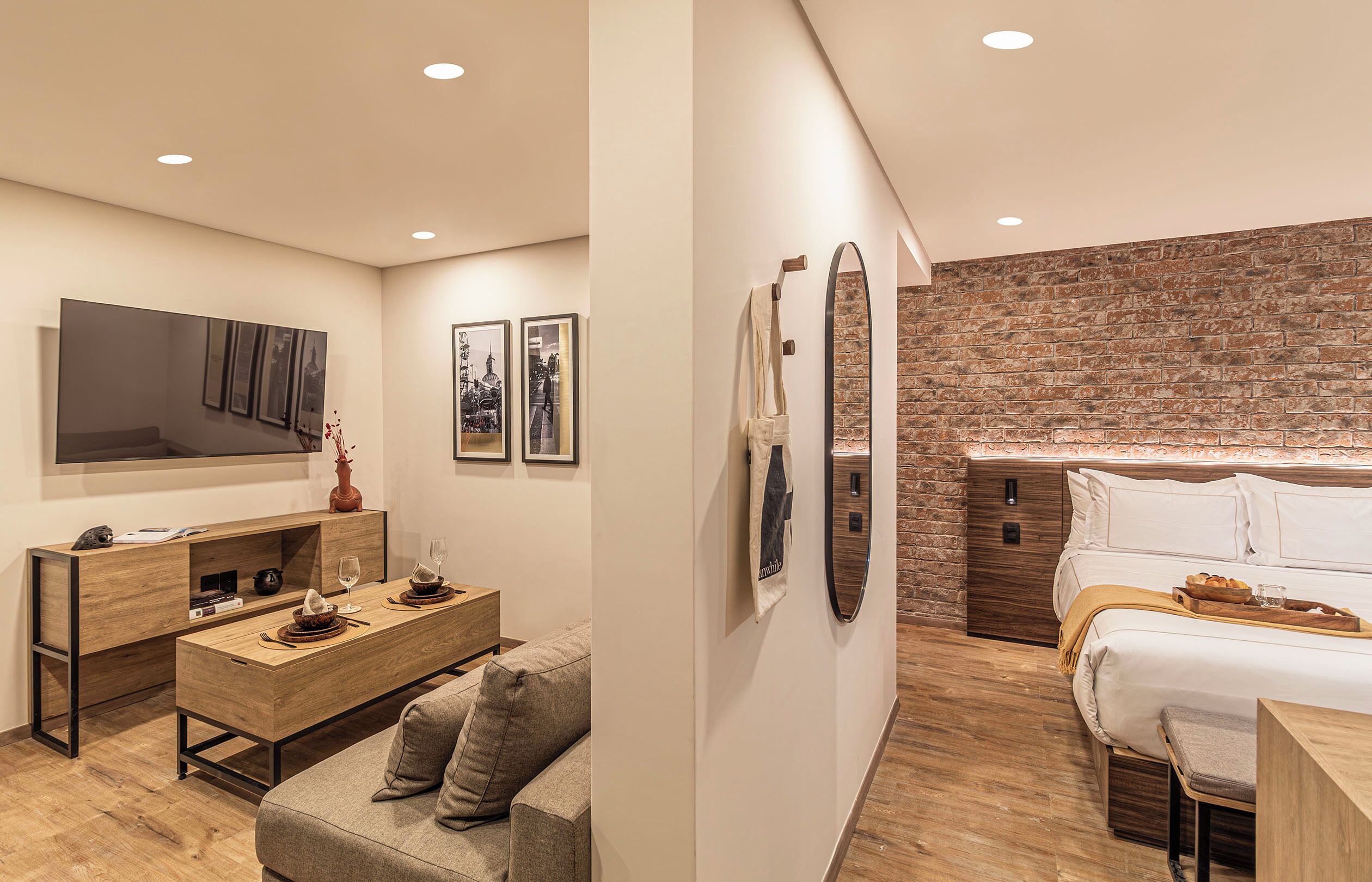 Signature Queen Suite Street View | Caja de seguridad en la habitación y escritorio 