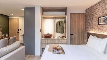 Departamento Prestigio, balcón | Caja de seguridad en la habitación y escritorio
