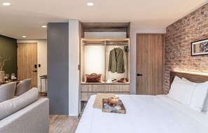 Departamento Prestigio, balcón | Caja de seguridad en la habitación y escritorio 