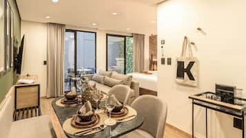 Executive King Suite Terrace | In-room dining