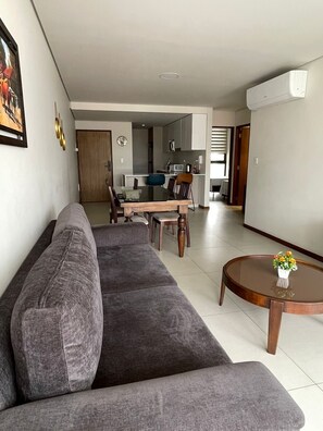 Living area - Complete apartment in the best location in Santa Cruz, 5 min from Manzana 40. (Santa Cruz de la Sierra)