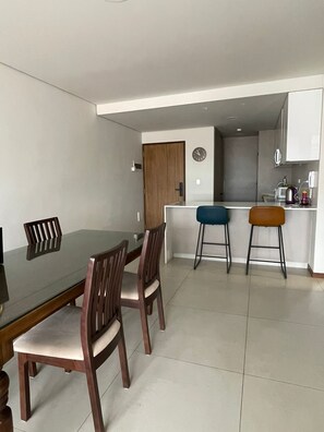 Dining - Complete apartment in the best location in Santa Cruz, 5 min from Manzana 40. (Santa Cruz de la Sierra)