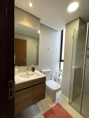 Bathroom - Complete apartment in the best location in Santa Cruz, 5 min from Manzana 40. (Santa Cruz de la Sierra)