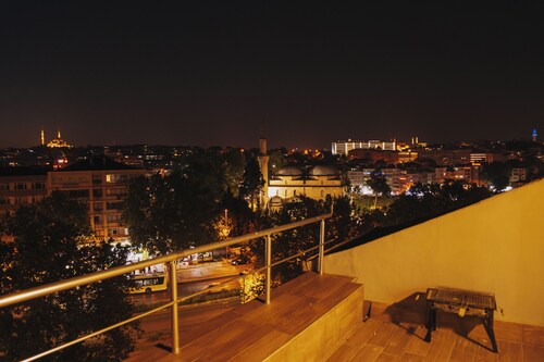 4 BR Flat With AC, Terrace And Hot Tub In The Heart of Historic Istanbul