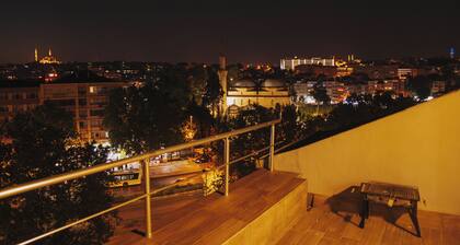 4 BR Flat With AC, Terrace And Hot Tub In The Heart of Historic Istanbul