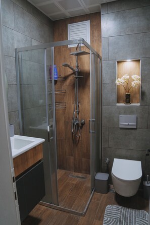 Dusche, Haartrockner, Bidet, Handtücher