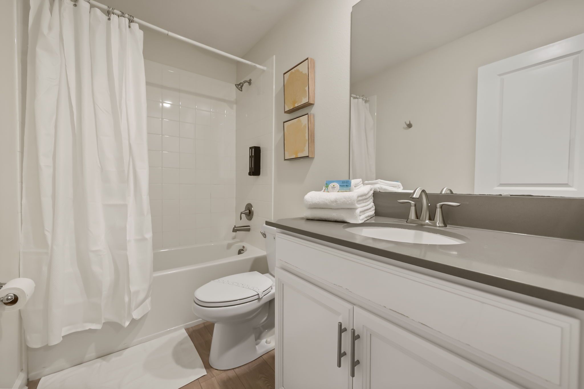 Une salle de bain avec une baignoire, des toilettes et un lavabo.