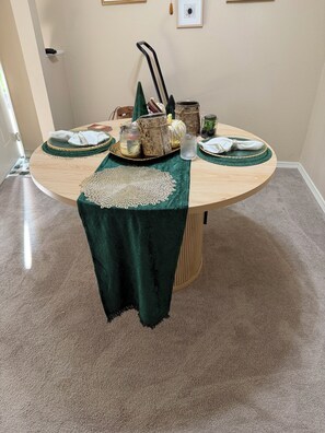 Dining - 3-bedroom apartment in pleasant Mukilteo with fitness room THE GOLF COURSE (Mukilteo)