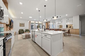 Coffee/tea maker, fridge, microwave, oven - 10 BD/ 8 BA/ Windsor Cay (1013 BP) (Clermont)