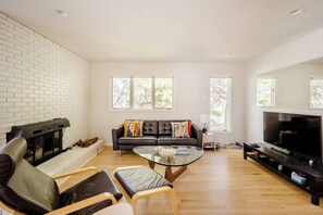 Living area - An updated mid-century modern house in one of Boulder's best neighborhoods. (Boulder)