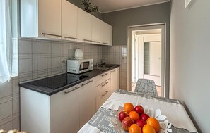 Kühlschrank, Mikrowelle, Herdplatte, Wasserkocher mit Kaffee-/Teezubehör