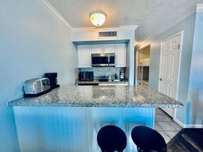 Fridge, microwave, stovetop, dishwasher - Sandy Seawall Escape Resort (Galveston)