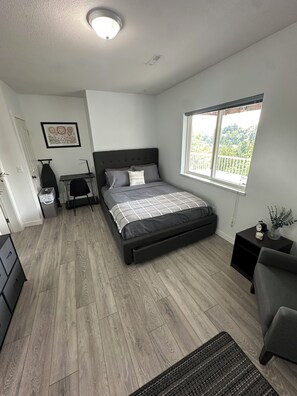 1 bedroom, desk, iron/ironing board, free WiFi - Private Hot Tub | Mountain Views | Near Highway and FIFA 2026! (Abbotsford)