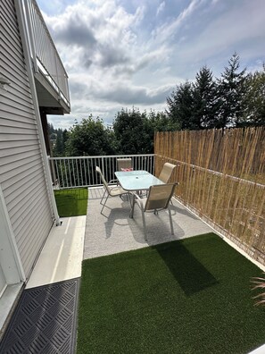 Outdoor dining - Private Hot Tub | Mountain Views | Near Highway and FIFA 2026! (Abbotsford)