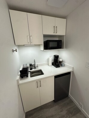 Fridge, microwave, coffee/tea maker, cookware/dishes/utensils - Private Hot Tub | Mountain Views | Near Highway and FIFA 2026! (Abbotsford)