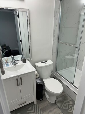 Douche, serviettes fournies, savon, shampoing