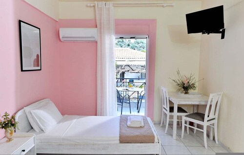 Ilia Edipsos Sunny Gem - Quaint and Cozy Getaway
