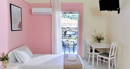 Ilia Edipsos Sunny Gem - Quaint and Cozy Getaway