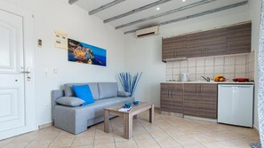 Ein Wohnzimmer mit Sofa, Couchtisch und einem Gemälde an der Wand.