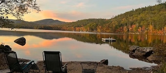 Loon Lodge : Spacious Lakeside Suite