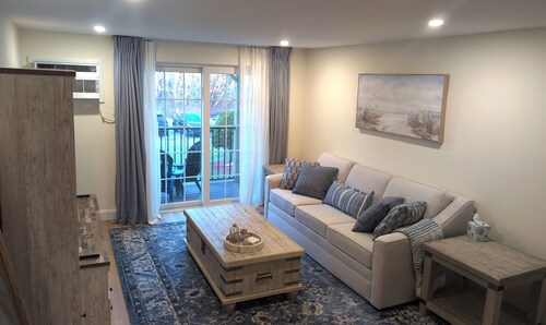 Neighborhood Nest | 10 minutes to Beach & Downtown