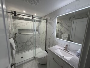 Een douche, een haardroger, handdoeken