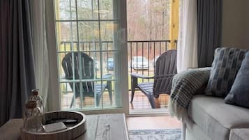 Älytelevisio, takka, työhuone, tietokoneen näyttö