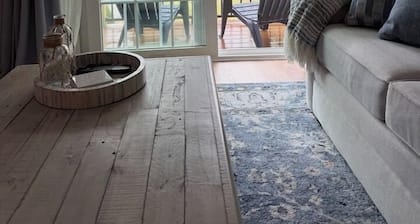Neighborhood Nest | 10 minutes to Beach & Downtown