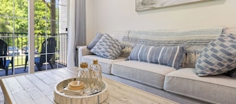 Neighborhood Nest | 10 minutes to Beach & Downtown