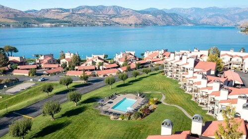 Lakefront Living at Chelan Shores – 2BR Villa with Pools & Beach Access