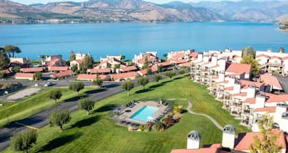 Lakefront Living at Chelan Shores – 2BR Villa with Pools & Beach Access