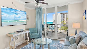 Condo, várias camas (Azure #323) | Área de estar