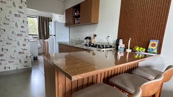 Fridge, stovetop, blender, cookware/dishes/utensils