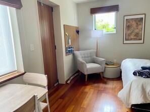 Room - Cosy studio in city end Karori with sunny deck (Wellington)