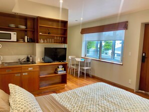 Room - Cosy studio in city end Karori with sunny deck (Wellington)