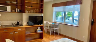 Cosy studio in city end Karori with sunny deck